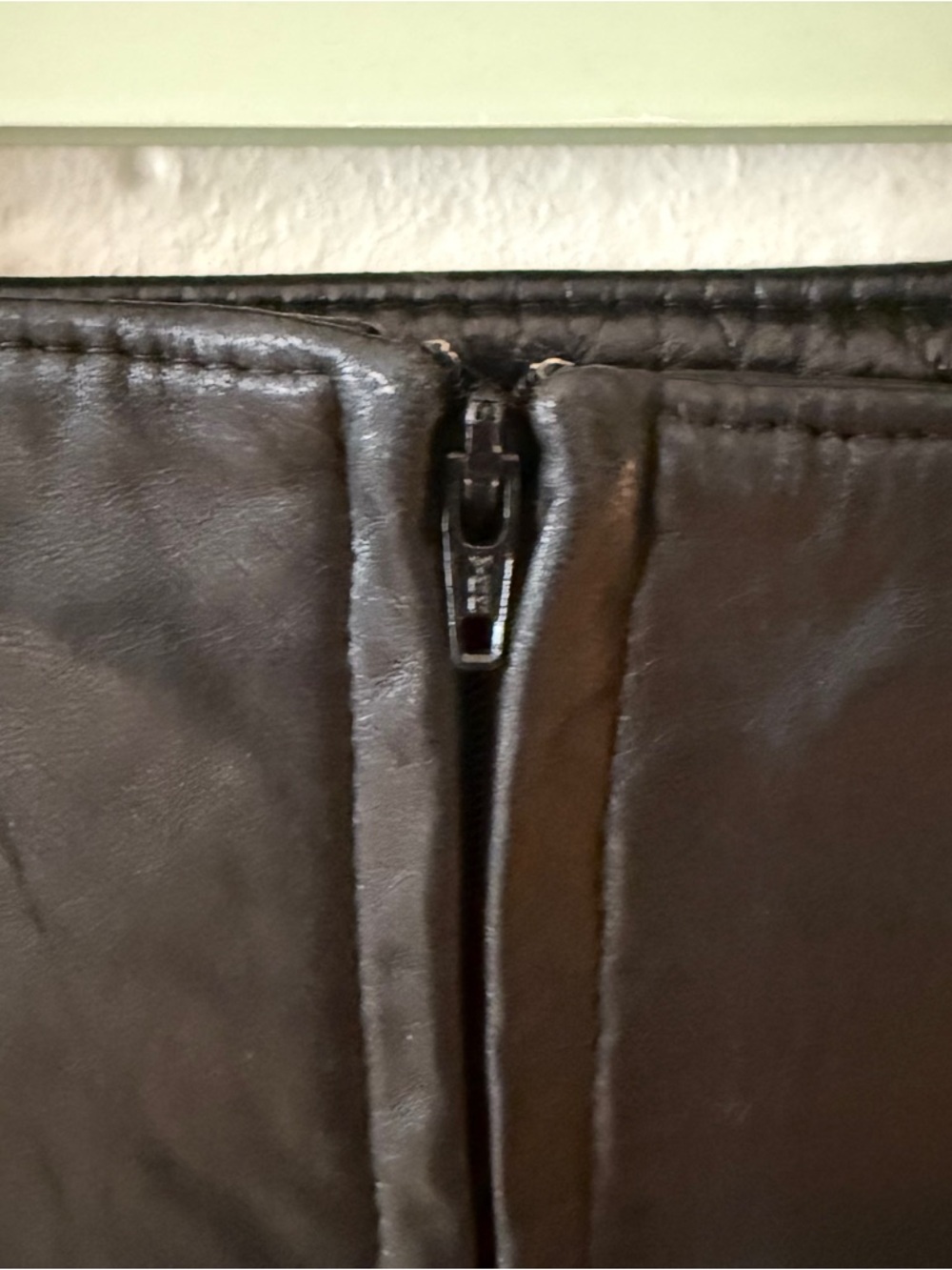 Danier | Classic Black Leather Midi Skirt | Size 8 - Picture 9 of 10